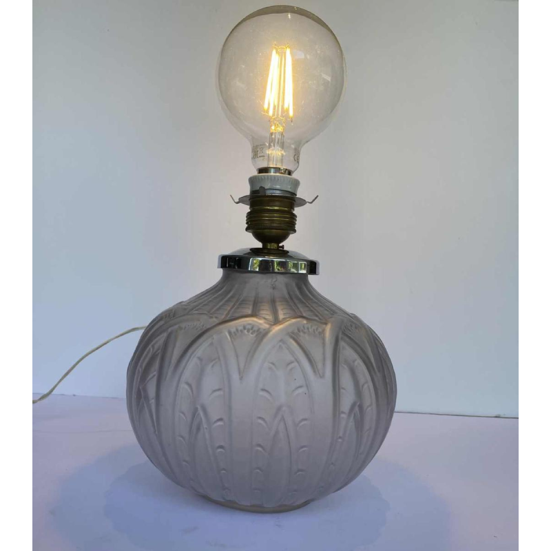 Pied de lampe Art Déco, décor feuillage stylisé, verre pressé moulé satiné, ca 1930