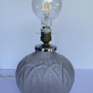 Pied de lampe Art Déco, décor feuillage stylisé, verre pressé moulé satiné, ca 1930