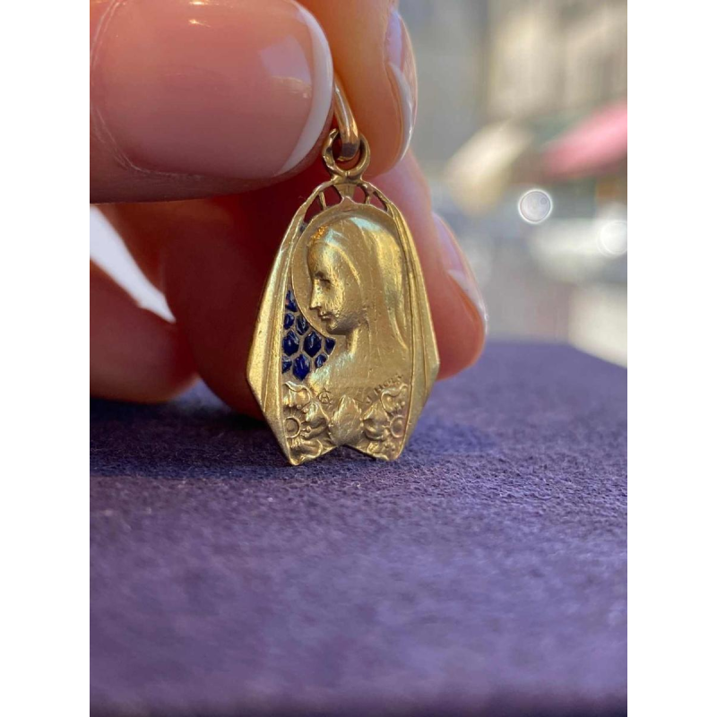 J. Holy, medaille van de Maagd Maria in goud en blauw plique-à-jour email, 20ste eeuw