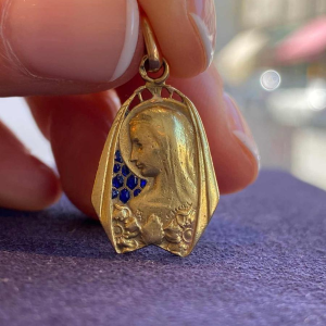 J. Holy, médaille de la Vierge en or & émaux bleus plique-à-jour, XXe s