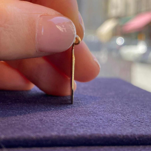 J. Holy, médaille de la Vierge en or & émaux bleus plique-à-jour, XXe s