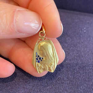 J. Holy, medaille van de Maagd Maria in goud en blauw plique-à-jour email, 20ste eeuw