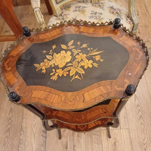 Sellette à trois plateaux, marqueterie et laiton, style Napoléon III, fin XIXe s