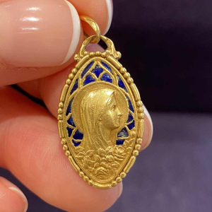 Médaille de la Vierge en or & émaux bleus 'plique-à-jour' XXe s