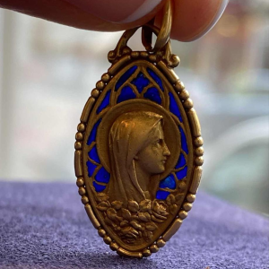 Médaille de la Vierge en or & émaux bleus 'plique-à-jour' XXe s