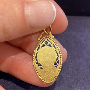 Medaille van de Maagd Maria in goud en blauw 'plique-à-jour' email, 20ste eeuw