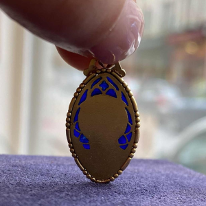 Medaille van de Maagd Maria in goud en blauw 'plique-à-jour' email, 20ste eeuw