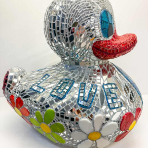 Cla Râ Rose, sculptuur “Reuzeneend” mozaïek van tegels en spiegel, 21e eeuw
