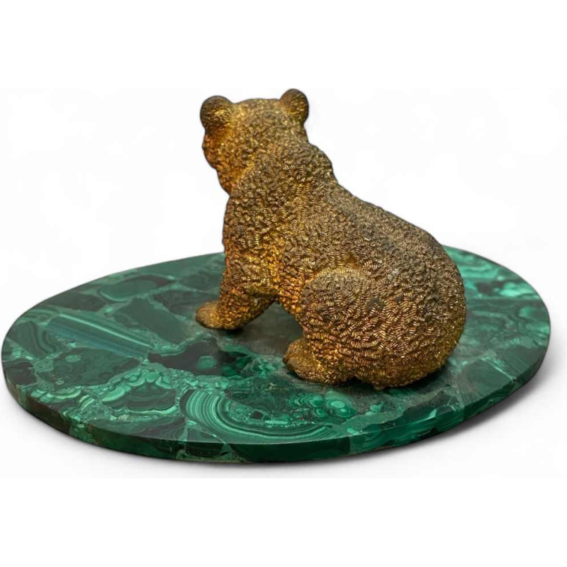 Bronzen sculptuur van een beer op een ovale malachiet basis