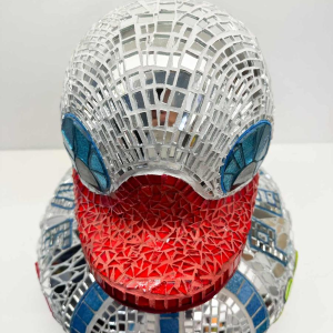 Cla Râ Rose, sculptuur “Reuzeneend” mozaïek van tegels en spiegel, 21e eeuw