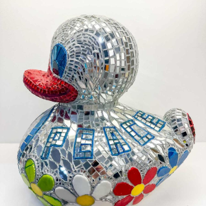 Cla Râ Rose, sculpture “Canard géant“ mosaïque de carreaux de faïence et miroir, XXIe siècle
