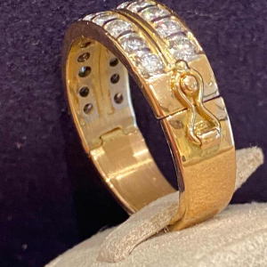 Bague à système d'ouverture or & diamants, ca 1990