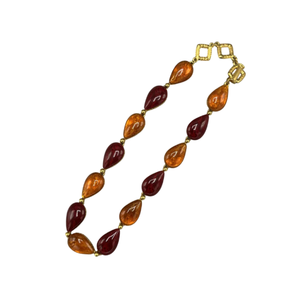 Yves Saint Laurent, collier en métal doré et pate de verre orangé et bordeaux, fin XXe s