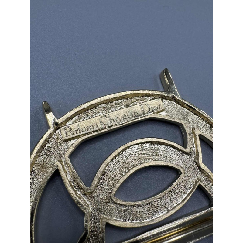 Christian Dior, broche logotype en métal doré, fin XXe s