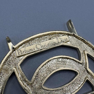 Christian Dior, broche logotype en métal doré, fin XXe s