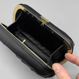 Sergio Rossi, Pochette du soir, soie noire et cristaux Swarovski, XXIe s