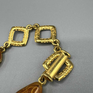 Yves Saint Laurent, collier en métal doré et pate de verre orangé et bordeaux, fin XXe s