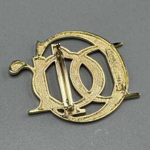 Christian Dior, broche met logo in verguld metaal, eind 20ste eeuw