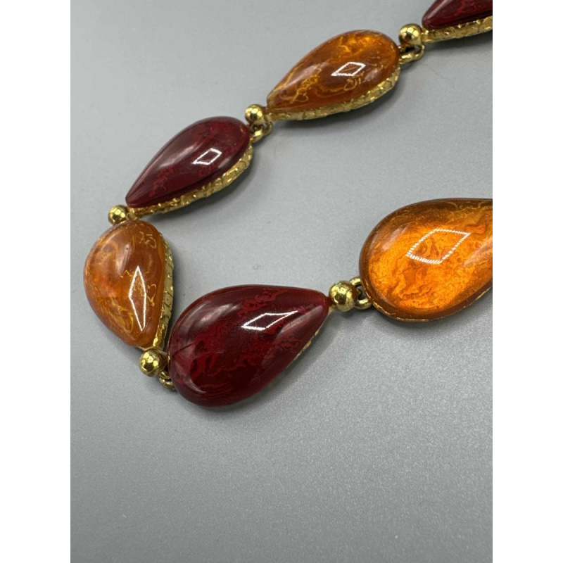 Yves Saint Laurent, collier en métal doré et pate de verre orangé et bordeaux, fin XXe s