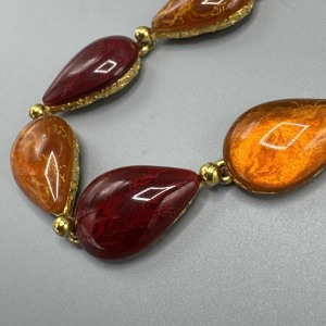 Yves Saint Laurent, collier en métal doré et pate de verre orangé et bordeaux, fin XXe s