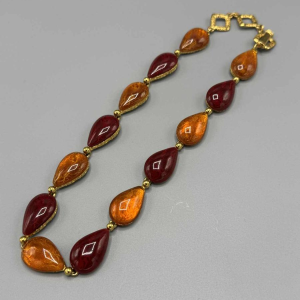 Yves Saint Laurent, collier en métal doré et pate de verre orangé et bordeaux, fin XXe s