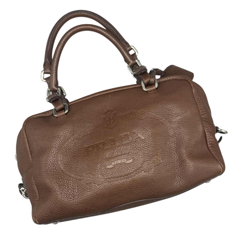 Prada. Sac à main en cuir marron, logo Prada embossé