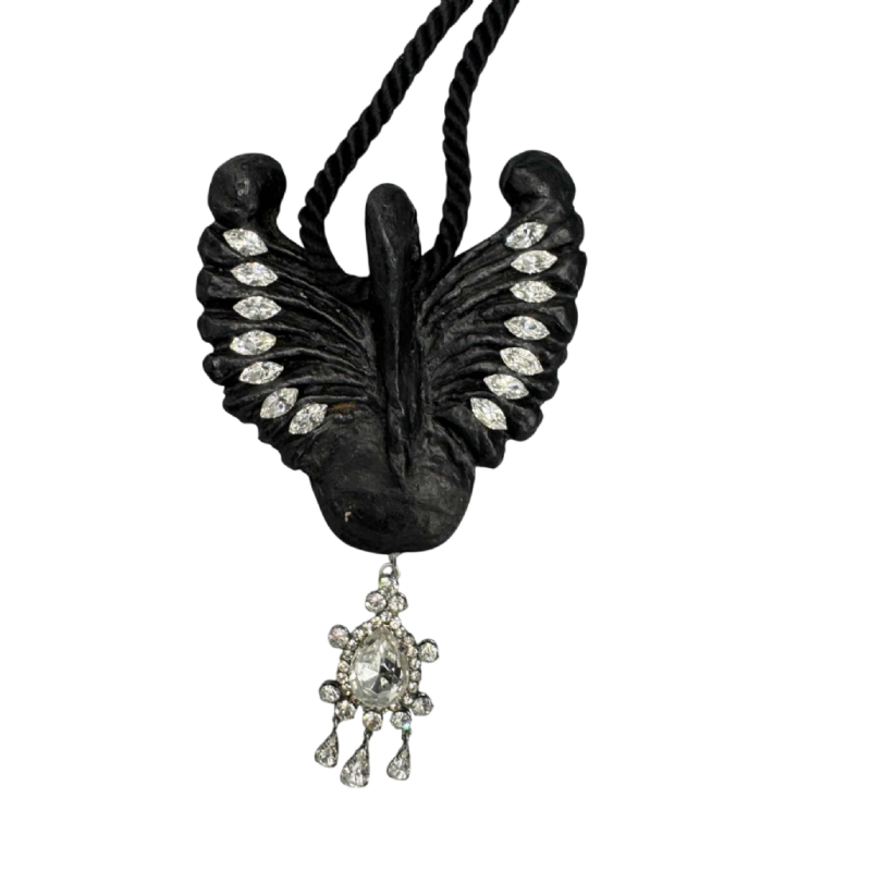 Yves Saint Laurent. Sautoir Cygne noir, bakélite composite noire, strass Swarovski