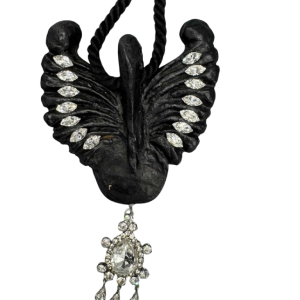 Yves Saint Laurent. Sautoir Cygne noir, bakélite composite noire, strass Swarovski