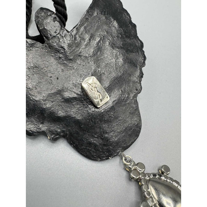 Yves Saint Laurent. Sautoir Cygne noir, bakélite composite noire, strass Swarovski