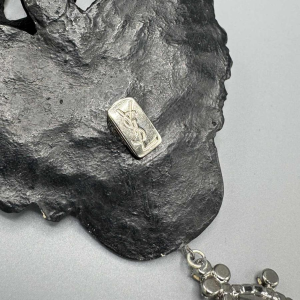 Yves Saint Laurent. Zwarte Zwaan lange halsketting, zwart composiet bakeliet, Swarovski-strass-steentjes