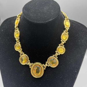 Yves Saint Laurent. Collier composé de médaillons