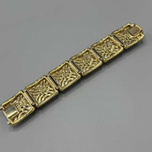 Yves Saint Laurent. Bracelet en métal doré, pâte de verre jaune, strass taille baguette
