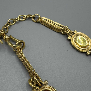 Yves Saint Laurent. Collier composé de médaillons