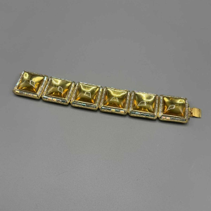 Yves Saint Laurent. Vergulde metalen armband, gele glaspasta, baguette-geslepen strass-steentjes