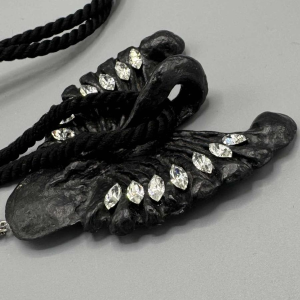 Yves Saint Laurent. Zwarte Zwaan lange halsketting, zwart composiet bakeliet, Swarovski-strass-steentjes