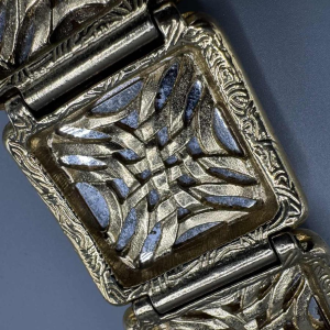 Yves Saint Laurent. Vergulde metalen armband, gele glaspasta, baguette-geslepen strass-steentjes