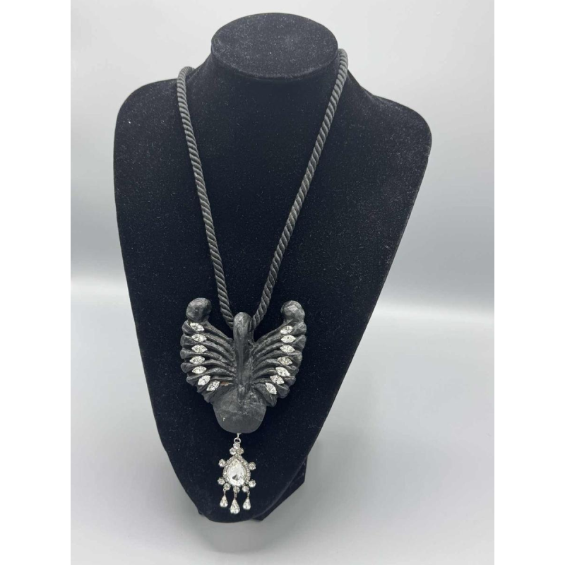 Yves Saint Laurent. Sautoir Cygne noir, bakélite composite noire, strass Swarovski