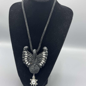 Yves Saint Laurent. Zwarte Zwaan lange halsketting, zwart composiet bakeliet, Swarovski-strass-steentjes