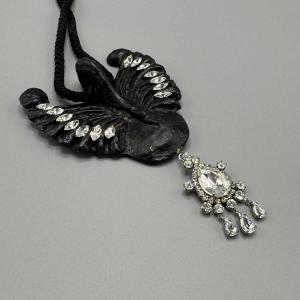 Yves Saint Laurent. Sautoir Cygne noir, bakélite composite noire, strass Swarovski