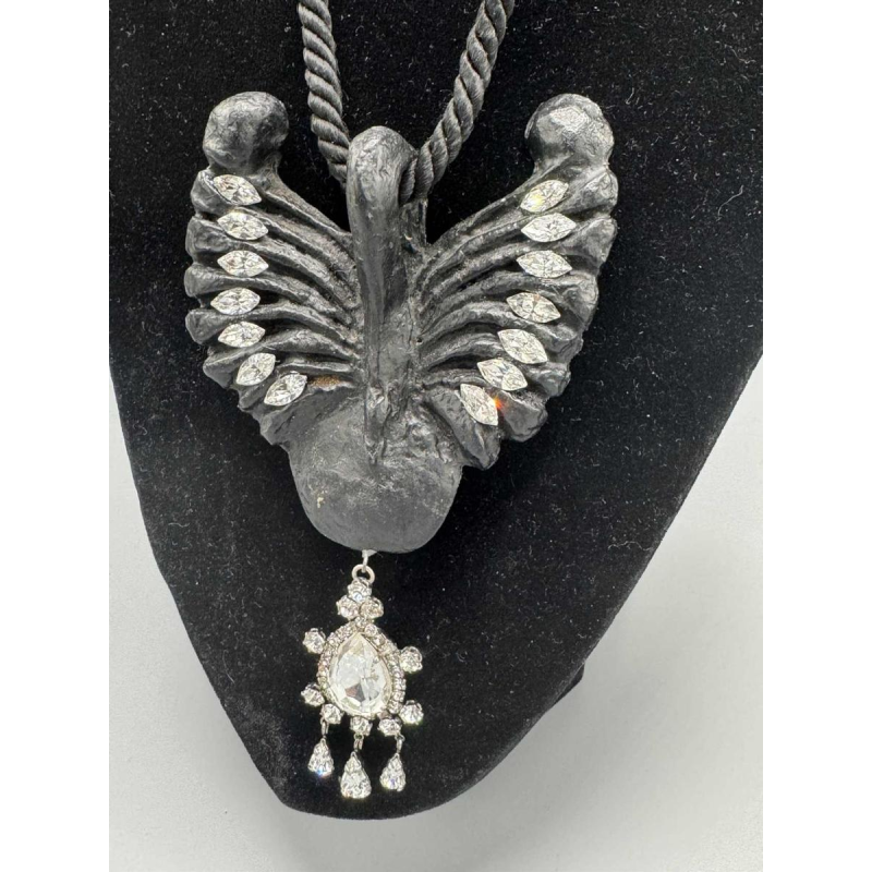 Yves Saint Laurent. Zwarte Zwaan lange halsketting, zwart composiet bakeliet, Swarovski-strass-steentjes