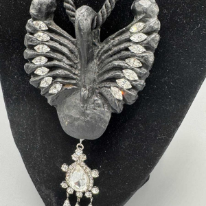 Yves Saint Laurent. Zwarte Zwaan lange halsketting, zwart composiet bakeliet, Swarovski-strass-steentjes