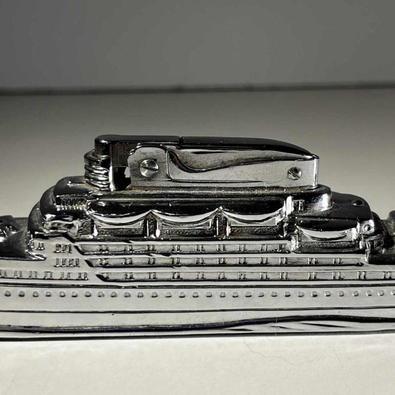 Briquet de table Art Déco MTC “Bateau - Paquebot de croisière“ acier chromé, ca 1930