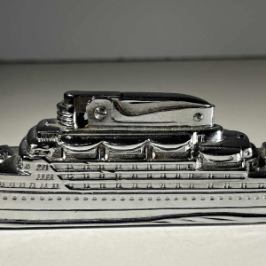 Briquet de table Art Déco MTC “Bateau - Paquebot de croisière“ acier chromé, ca 1930
