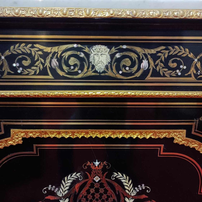 Napoleon III-buffetkast van zwartgebeitst hout, ingelegd met messing, parelmoer en been, eind 19e eeuw