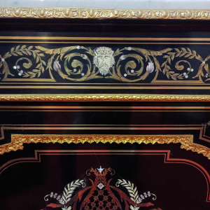 Napoleon III-buffetkast van zwartgebeitst hout, ingelegd met messing, parelmoer en been, eind 19e eeuw