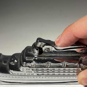 Briquet de table Art Déco MTC “Bateau - Paquebot de croisière“ acier chromé, ca 1930