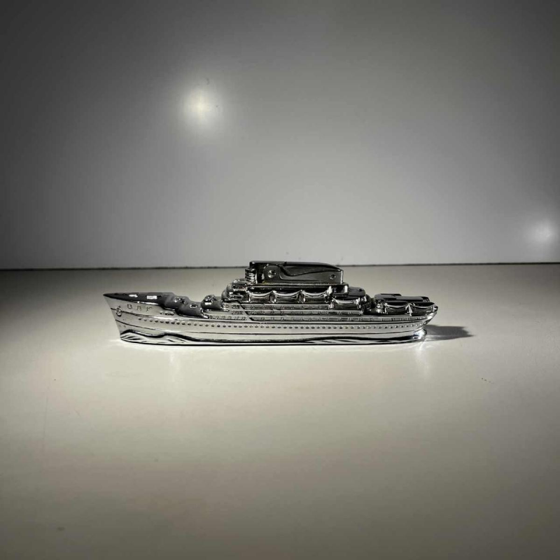 Briquet de table Art Déco MTC “Bateau - Paquebot de croisière“ acier chromé, ca 1930