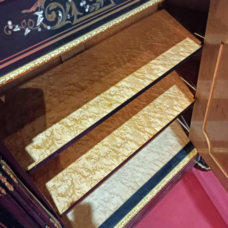 Napoleon III-buffetkast van zwartgebeitst hout, ingelegd met messing, parelmoer en been, eind 19e eeuw