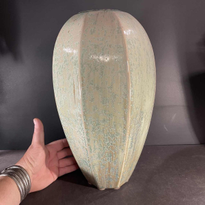 ROGER GUERIN, zeldzame Art Deco vaas 725 zeshoekige schelp, Bouffioulx steengoed