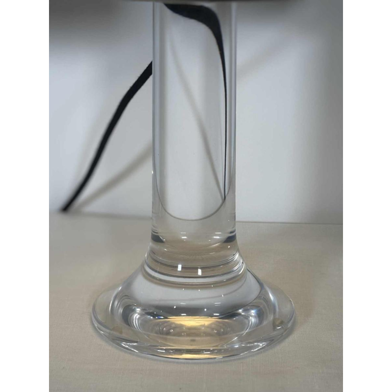 Harvey Guzzini, paar lampen, tulpvormige voetstukken van plexiglas, cilindervormige verchroomde lampenkappen, Italië, jaren 70